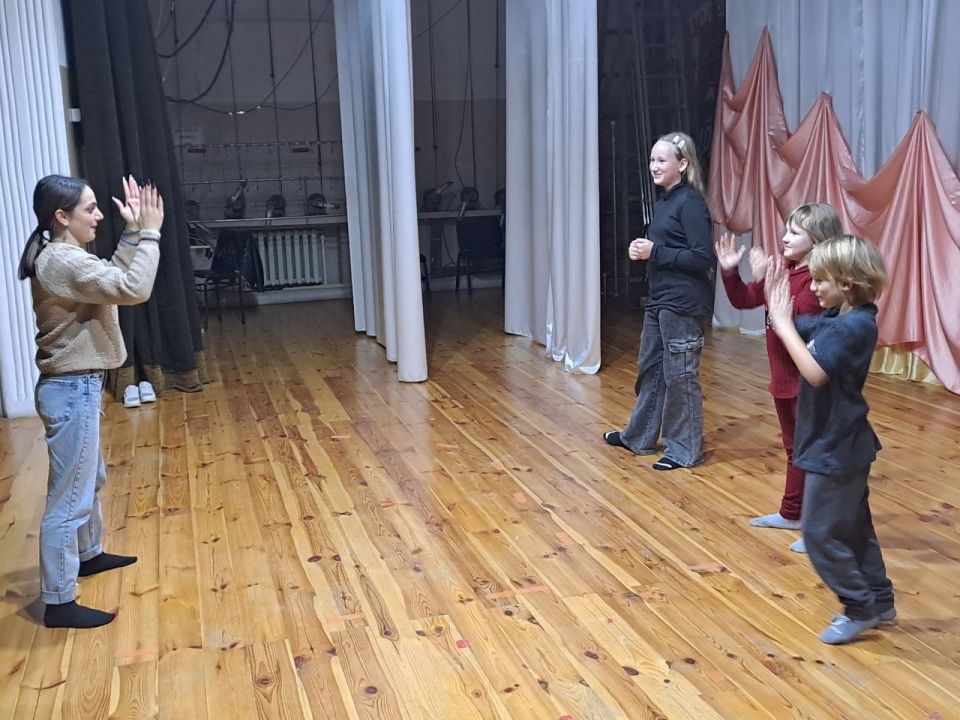 Театр "Алмазный блеск". В Доме Народных Традиций и Ремесел прошел тренинг по актёрскому мастерству и сценической речи Театр "Алмазный блеск". В Доме Народных Традиций и Ремесел прошел тренинг по актёрскому мастерству и сценической речи