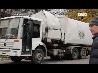 В Бендерах вторую неделю подряд мусорный коллапс: город наводнили кучи опавшей листвы