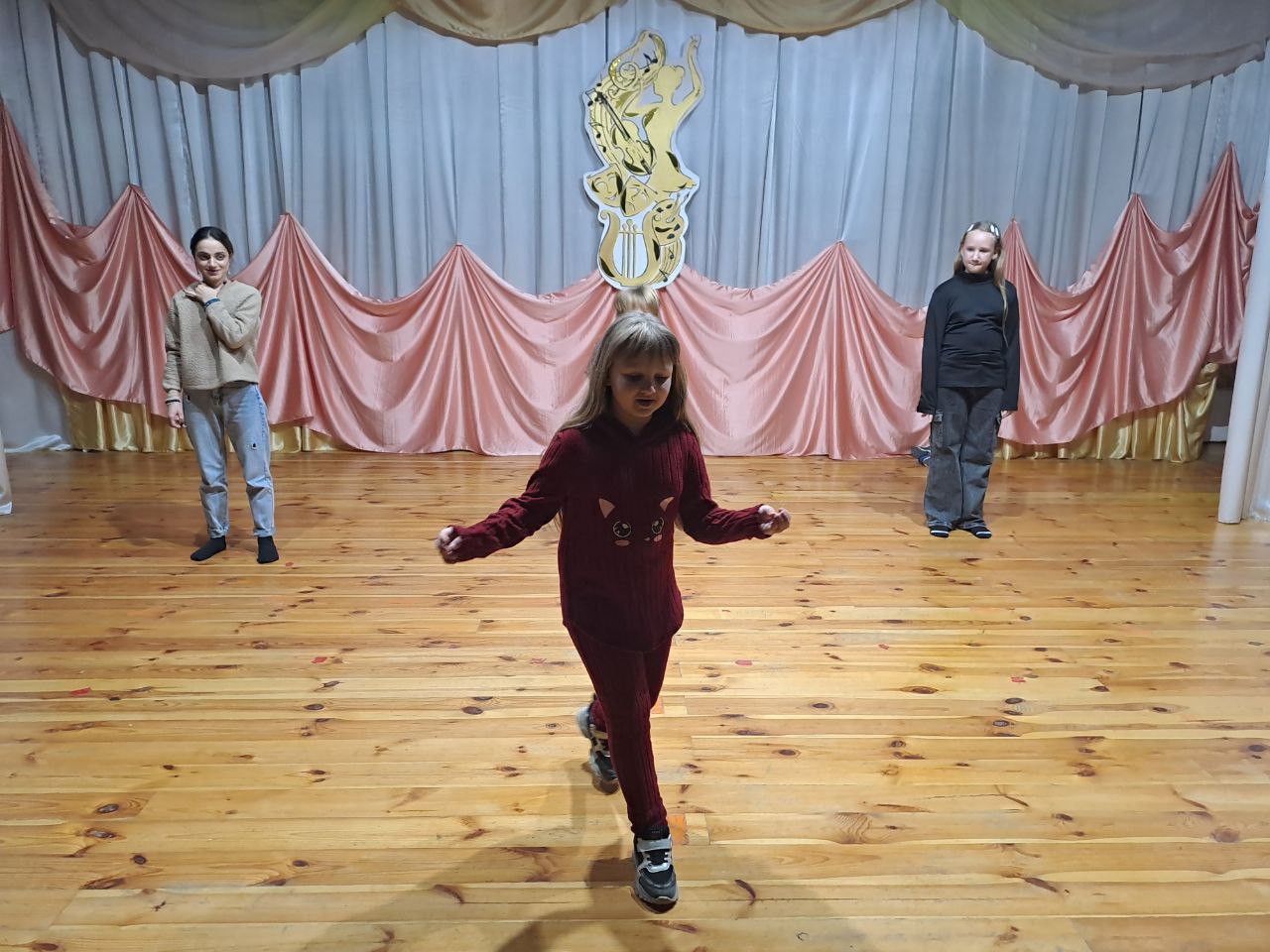 Театр "Алмазный блеск". В Доме Народных Традиций и Ремесел прошел тренинг по актёрскому мастерству и сценической речи Театр "Алмазный блеск". В Доме Народных Традиций и Ремесел прошел тренинг по актёрскому мастерству и сценической речи