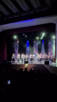 Молодежный коллектив «Action» мастерски исполнили динамичные хореографические номера с зажигательными ритмами и выразительными движениями