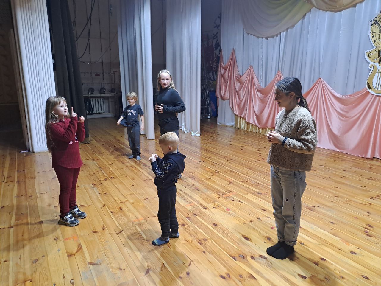 Театр "Алмазный блеск". В Доме Народных Традиций и Ремесел прошел тренинг по актёрскому мастерству и сценической речи Театр "Алмазный блеск". В Доме Народных Традиций и Ремесел прошел тренинг по актёрскому мастерству и сценической речи