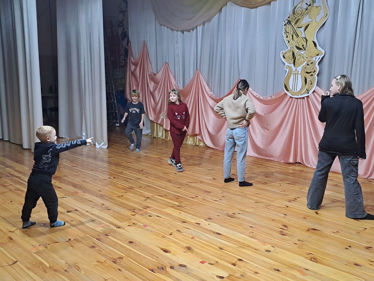 Театр "Алмазный блеск". В Доме Народных Традиций и Ремесел прошел тренинг по актёрскому мастерству и сценической речи Театр "Алмазный блеск". В Доме Народных Традиций и Ремесел прошел тренинг по актёрскому мастерству и сценической речи