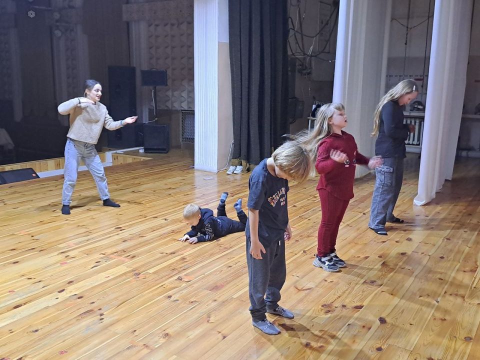 Театр "Алмазный блеск". В Доме Народных Традиций и Ремесел прошел тренинг по актёрскому мастерству и сценической речи Театр "Алмазный блеск". В Доме Народных Традиций и Ремесел прошел тренинг по актёрскому мастерству и сценической речи