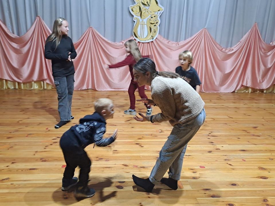 Театр "Алмазный блеск". В Доме Народных Традиций и Ремесел прошел тренинг по актёрскому мастерству и сценической речи Театр "Алмазный блеск". В Доме Народных Традиций и Ремесел прошел тренинг по актёрскому мастерству и сценической речи