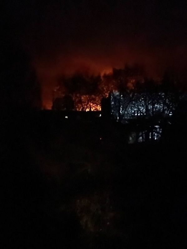 Сильный пожар на газокомпрессорной станции в н.п. Лимановка на юге Харьковской области после удара 15 "Гераней" Сильный пожар на газокомпрессорной станции в н.п. Лимановка на юге Харьковской области после удара 15 "Гераней"