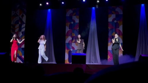 На сцене выступал коллектив «Рондо», который славится яркими исполнениями, гармоничным пением и глубокой эмоциональностью