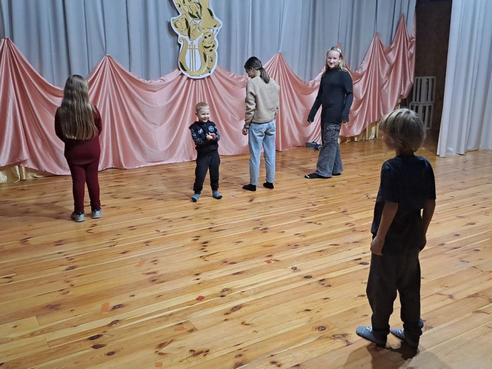 Театр "Алмазный блеск". В Доме Народных Традиций и Ремесел прошел тренинг по актёрскому мастерству и сценической речи Театр "Алмазный блеск". В Доме Народных Традиций и Ремесел прошел тренинг по актёрскому мастерству и сценической речи
