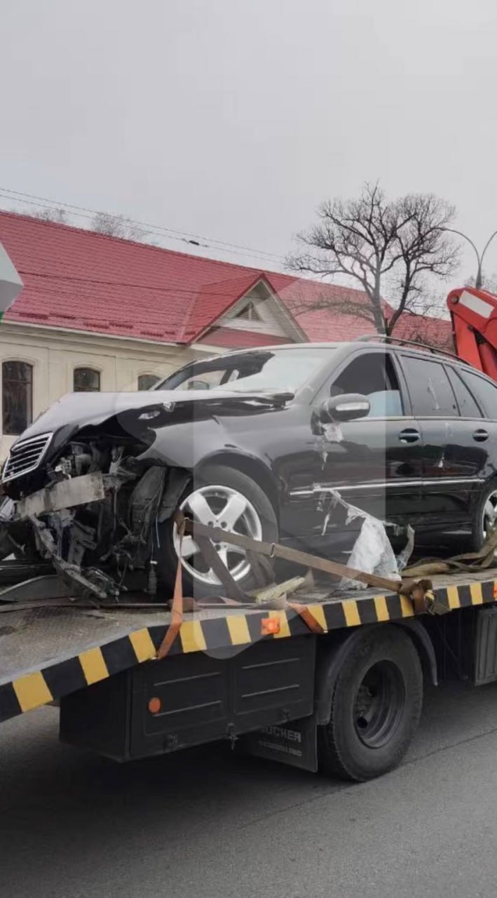 Под звуки клаксонов в небо выпустили 13 чёрно-белых шаров Под звуки клаксонов в небо выпустили 13 чёрно-белых шаров
