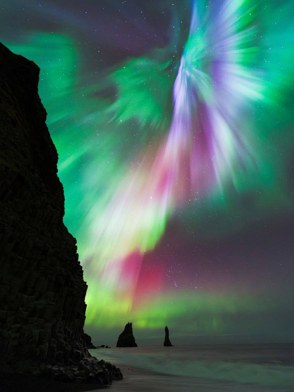 Корона северного сияния развернулась над Исландией: Корона северного сияния развернулась над Исландией: