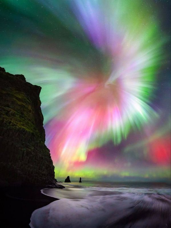 В небе над Исландией появилась редкая «корона» северного сияния — купол из зелёных, розовых и фиолетовых огней, освещающих горизонт