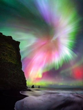 В небе над Исландией появилась редкая «корона» северного сияния — купол из зелёных, розовых и фиолетовых огней, освещающих горизонт