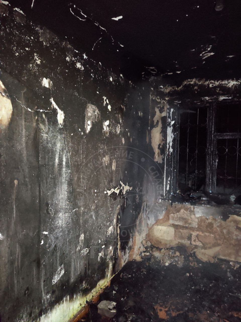 Огнеборцы потушили пожар в заброшенной квартире в посёлке Красном