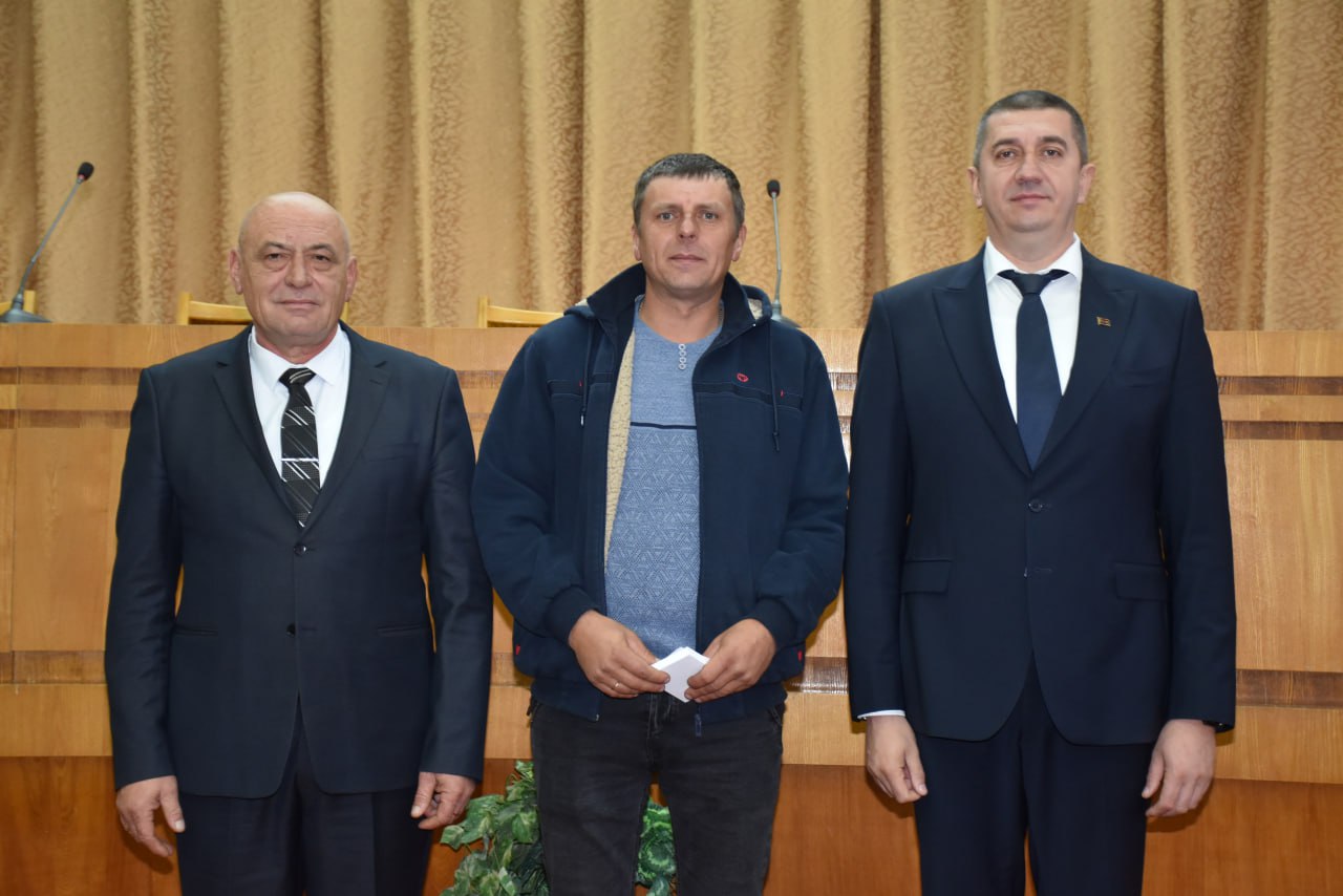 В преддверии профессионального праздника в актовом зале районной госадминистрации собрались труженики полей и ферм, работники крестьянско-фермерских хозяйств, колхоза «Путь Ленина» и Каменского консервного завода — все те... В преддверии профессионального праздника в актовом зале районной госадминистрации собрались труженики полей и ферм, работники крестьянско-фермерских хозяйств, колхоза «Путь Ленина» и Каменского консервного завода — все те...