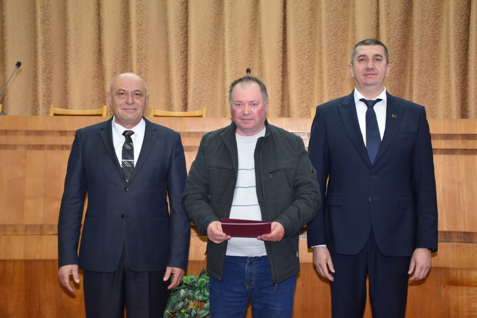 В преддверии профессионального праздника в актовом зале районной госадминистрации собрались труженики полей и ферм, работники крестьянско-фермерских хозяйств, колхоза «Путь Ленина» и Каменского консервного завода — все те... В преддверии профессионального праздника в актовом зале районной госадминистрации собрались труженики полей и ферм, работники крестьянско-фермерских хозяйств, колхоза «Путь Ленина» и Каменского консервного завода — все те...
