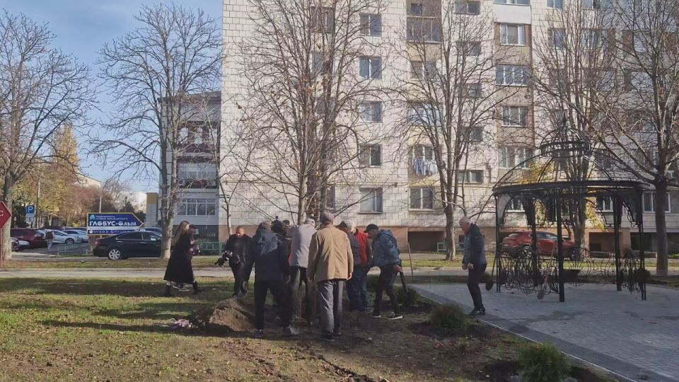 В строящемся сквере Александра Пушкина возле городской библиотеки Тирасполя высадили дуб в стиле сказок великого писателя