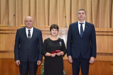 В преддверии профессионального праздника в актовом зале районной госадминистрации собрались труженики полей и ферм, работники крестьянско-фермерских хозяйств, колхоза «Путь Ленина» и Каменского консервного завода — все те...