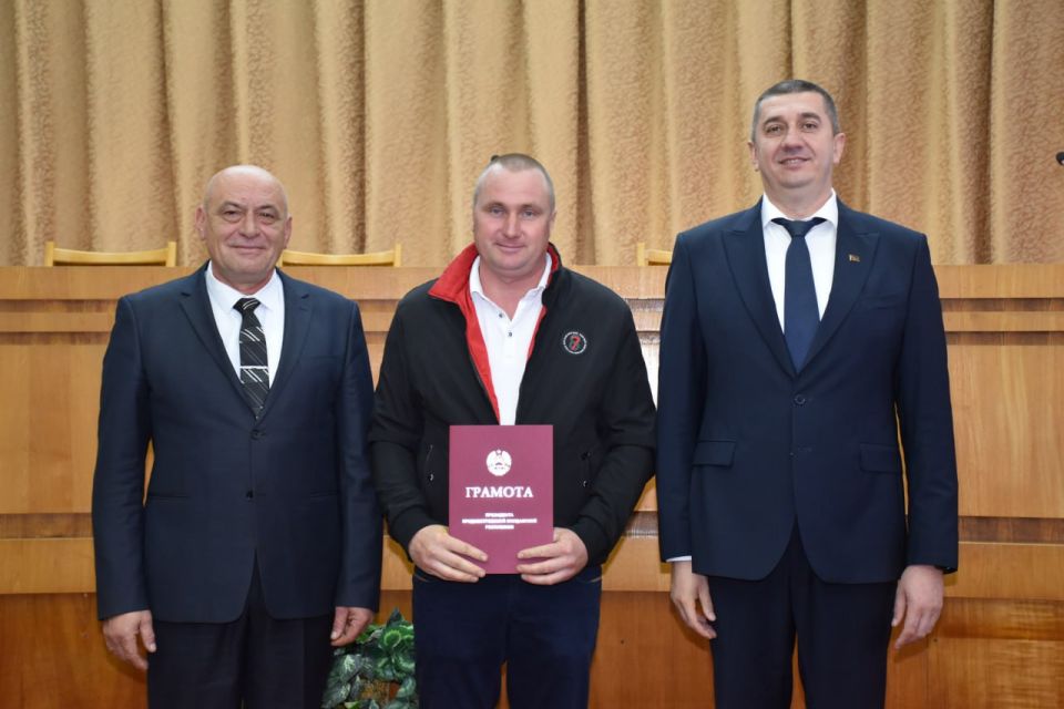 В преддверии профессионального праздника в актовом зале районной госадминистрации собрались труженики полей и ферм, работники крестьянско-фермерских хозяйств, колхоза «Путь Ленина» и Каменского консервного завода — все те... В преддверии профессионального праздника в актовом зале районной госадминистрации собрались труженики полей и ферм, работники крестьянско-фермерских хозяйств, колхоза «Путь Ленина» и Каменского консервного завода — все те...