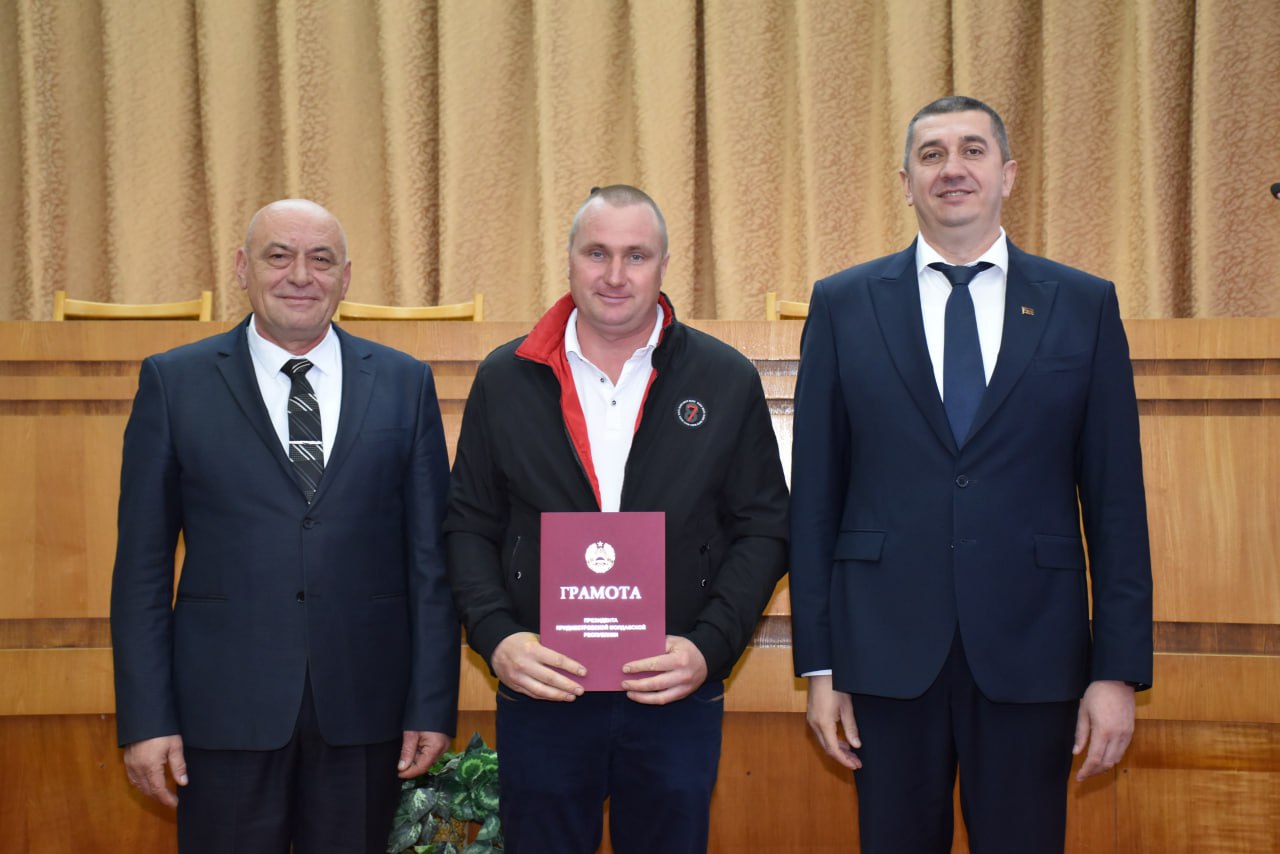 В преддверии профессионального праздника в актовом зале районной госадминистрации собрались труженики полей и ферм, работники крестьянско-фермерских хозяйств, колхоза «Путь Ленина» и Каменского консервного завода — все те... В преддверии профессионального праздника в актовом зале районной госадминистрации собрались труженики полей и ферм, работники крестьянско-фермерских хозяйств, колхоза «Путь Ленина» и Каменского консервного завода — все те...