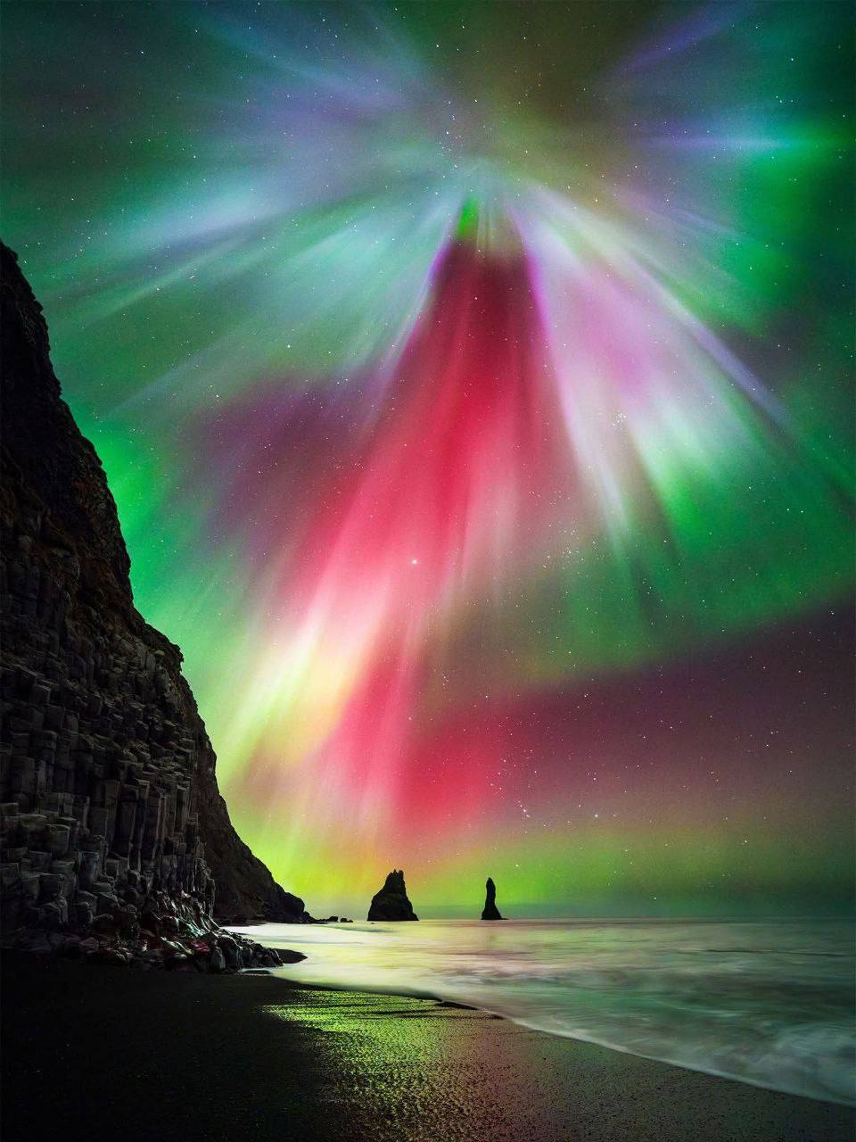 В небе над Исландией появилась редкая «корона» северного сияния — купол из зелёных, розовых и фиолетовых огней, освещающих горизонт В небе над Исландией появилась редкая «корона» северного сияния — купол из зелёных, розовых и фиолетовых огней, освещающих горизонт