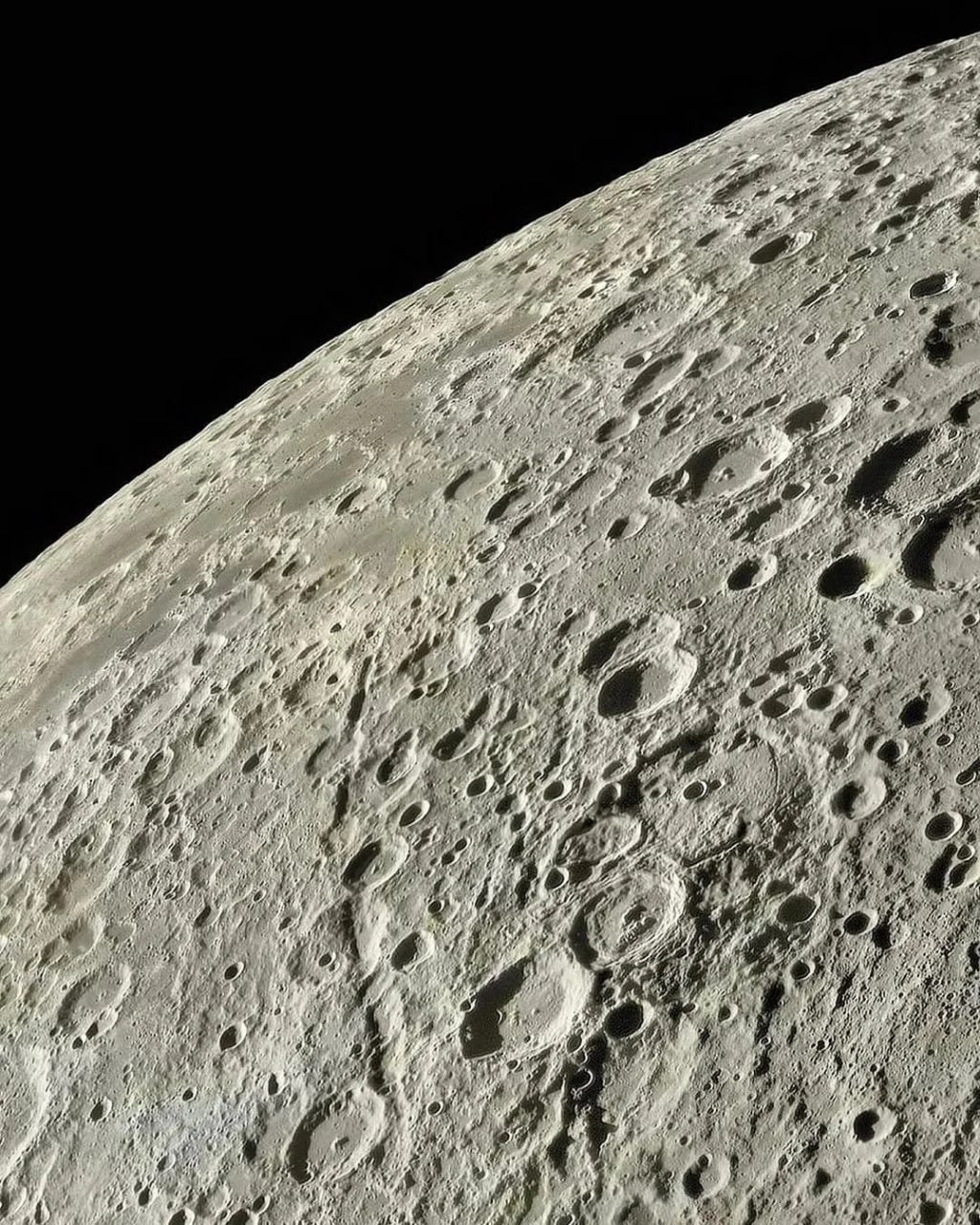 "Гигантская луна": самая четкая фотография Луны, когда-либо сделанная в открытом доступе, с разрешением 1,3 гигапикселя "Гигантская луна": самая четкая фотография Луны, когда-либо сделанная в открытом доступе, с разрешением 1,3 гигапикселя