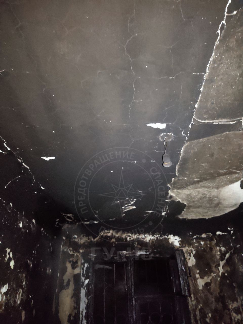 Огнеборцы потушили пожар в заброшенной квартире в посёлке Красном Огнеборцы потушили пожар в заброшенной квартире в посёлке Красном