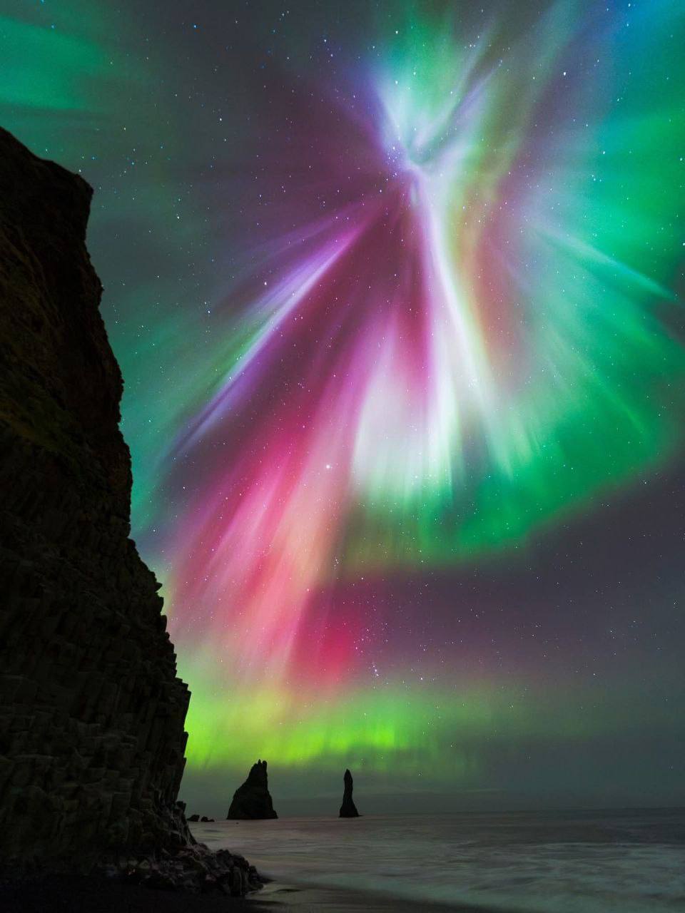 В небе над Исландией появилась редкая «корона» северного сияния — купол из зелёных, розовых и фиолетовых огней, освещающих горизонт В небе над Исландией появилась редкая «корона» северного сияния — купол из зелёных, розовых и фиолетовых огней, освещающих горизонт