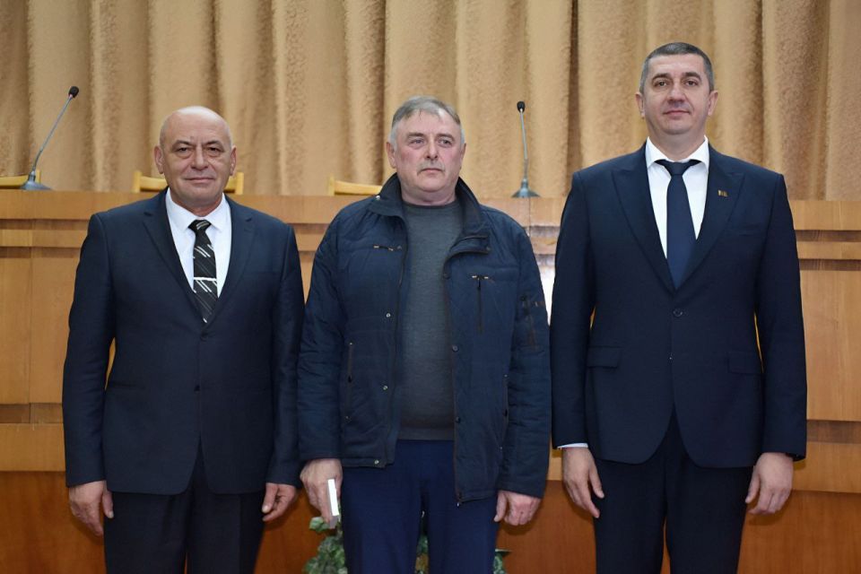 В преддверии профессионального праздника в актовом зале районной госадминистрации собрались труженики полей и ферм, работники крестьянско-фермерских хозяйств, колхоза «Путь Ленина» и Каменского консервного завода — все те... В преддверии профессионального праздника в актовом зале районной госадминистрации собрались труженики полей и ферм, работники крестьянско-фермерских хозяйств, колхоза «Путь Ленина» и Каменского консервного завода — все те...