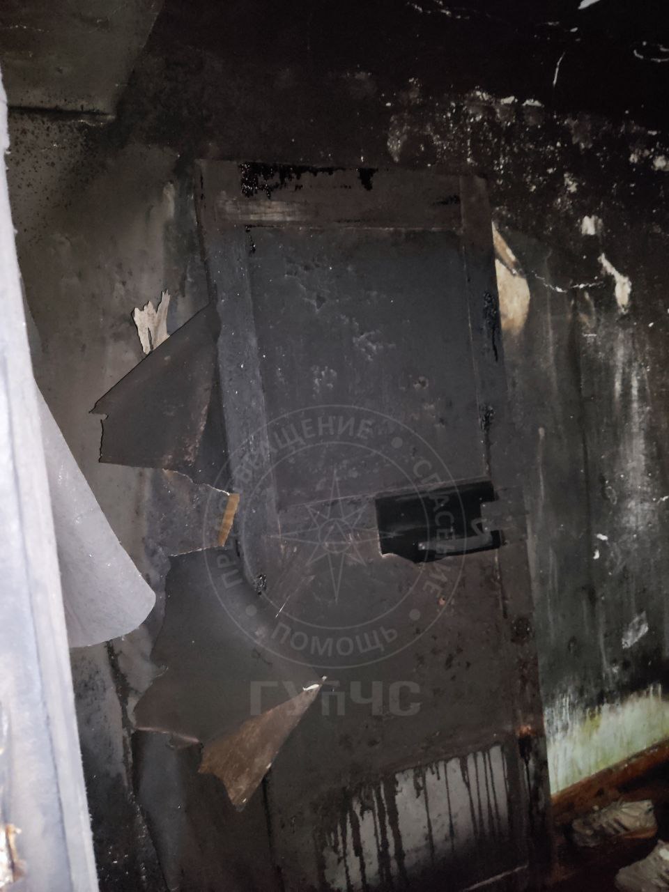 Огнеборцы потушили пожар в заброшенной квартире в посёлке Красном Огнеборцы потушили пожар в заброшенной квартире в посёлке Красном