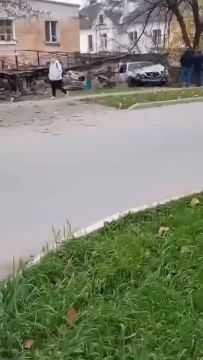 Мерседес вылетел с дороги и снёс котельцовый забор, часть гаража, столб и орех