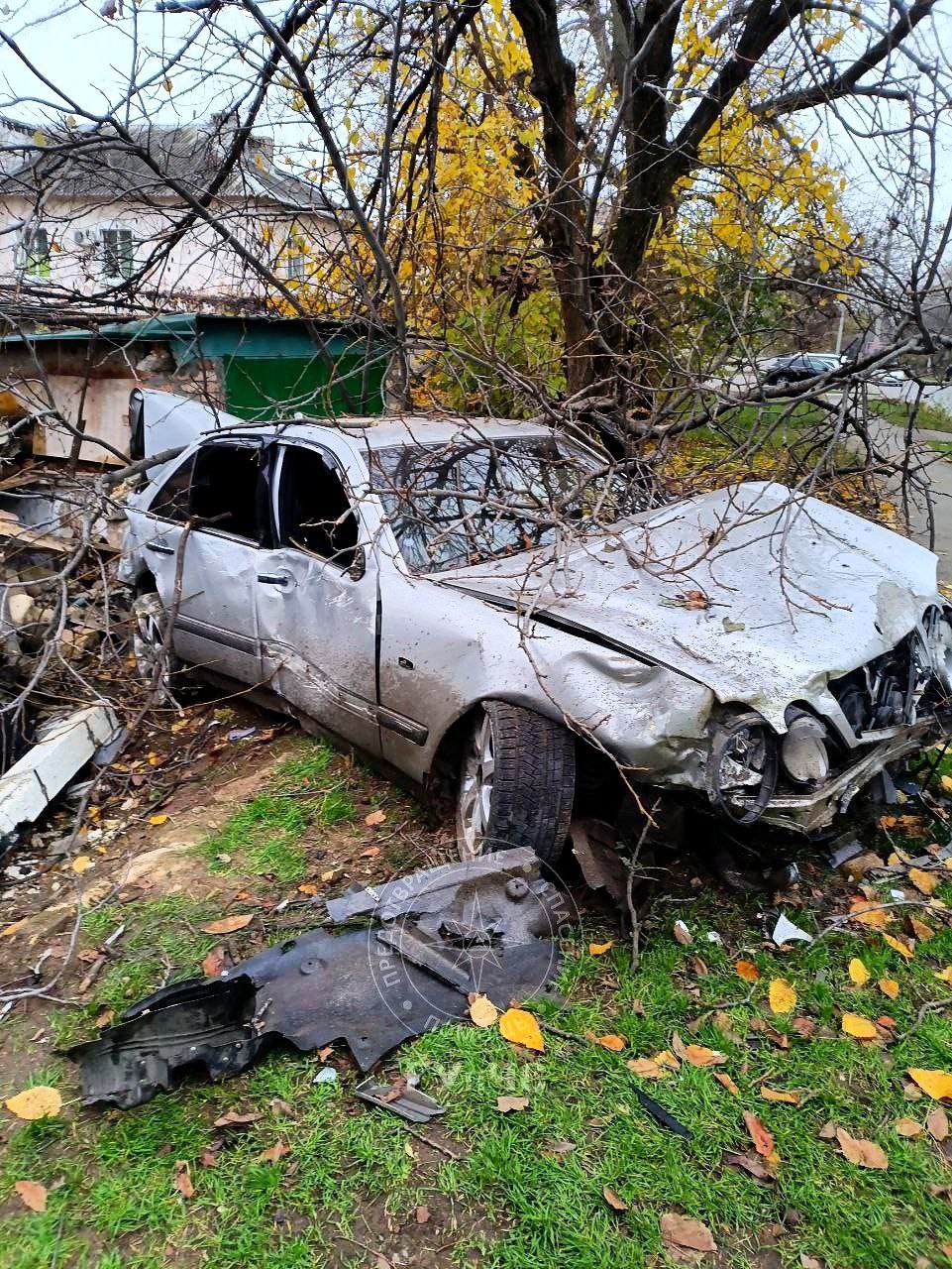 В Тирасполе «Мерседес» снёс столб, забор и часть гаража В Тирасполе «Мерседес» снёс столб, забор и часть гаража