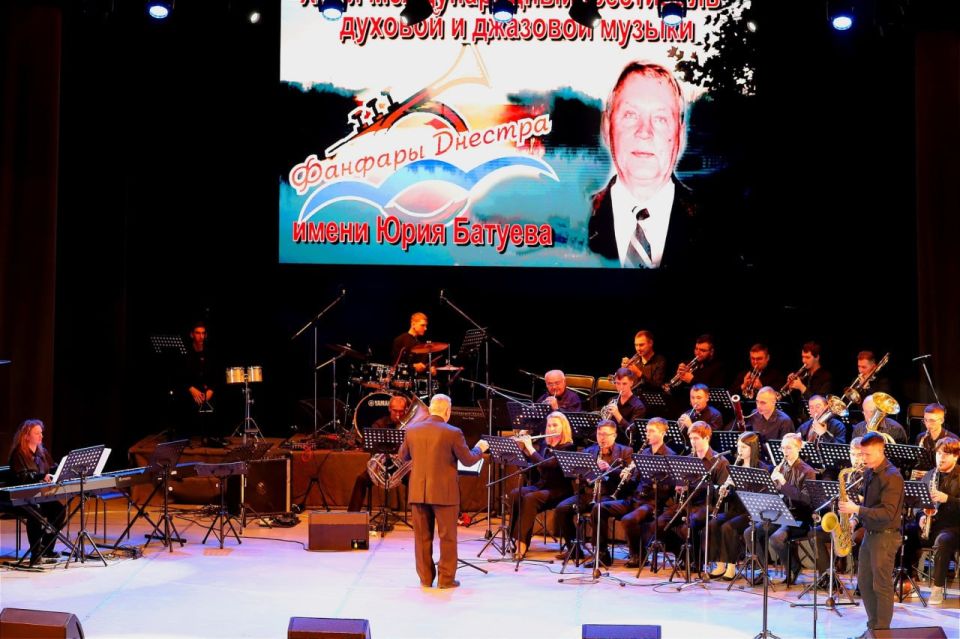 ÂÎ ÄÂÎÐÖÅ ÐÅÑÏÓÁËÈÊÈ ÑÎÑÒÎßËÑß XIII-ÛÉ ÌÅÆÄÓÍÀÐÎÄÍÛÉ ÔÅÑÒÈÂÀËÜ ÄÓÕÎÂÎÉ È ÄÆÀÇÎÂÎÉ ÌÓÇÛÊÈ èì. Þ. ÁÀÒÓÅÂÀ «ÔÀÍÔÀÐÛ ÄÍÅÑÒÐÀ»