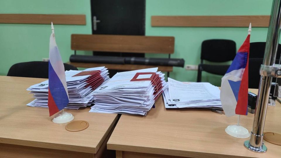 Сотрудники Посольства РФ в Молдове провели выездное консульское обслуживание в Тирасполе, выдав несколько сотен российских заграничных паспортов Сотрудники Посольства РФ в Молдове провели выездное консульское обслуживание в Тирасполе, выдав несколько сотен российских заграничных паспортов