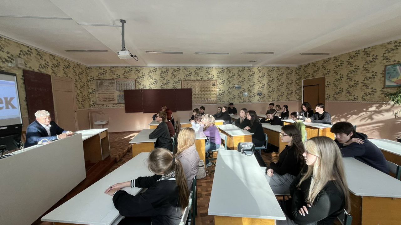 В рамках Декады молодёжи в школе №5 прошла встреча старшеклассников с предпринимателем В рамках Декады молодёжи в школе №5 прошла встреча старшеклассников с предпринимателем