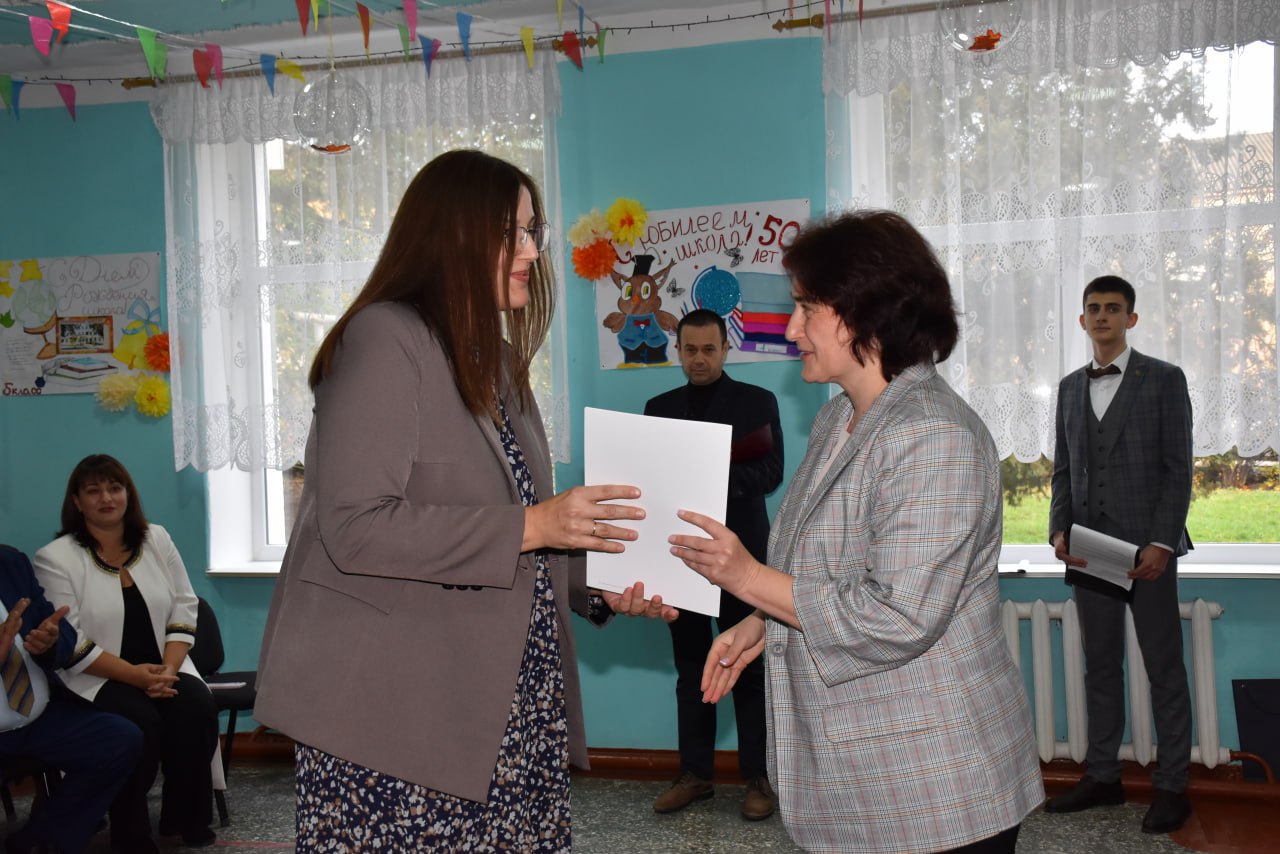 Каменская средняя школа № 3 отметила 50-летний юбилей Каменская средняя школа № 3 отметила 50-летний юбилей