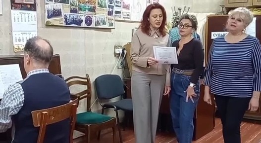 На сцену артисты выйдут в ярких костюмах, а пока — рабочая атмосфера, максимальное сосредоточение и чистые голоса