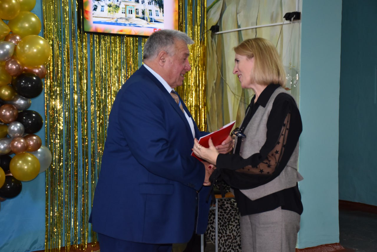 Каменская средняя школа № 3 отметила 50-летний юбилей Каменская средняя школа № 3 отметила 50-летний юбилей