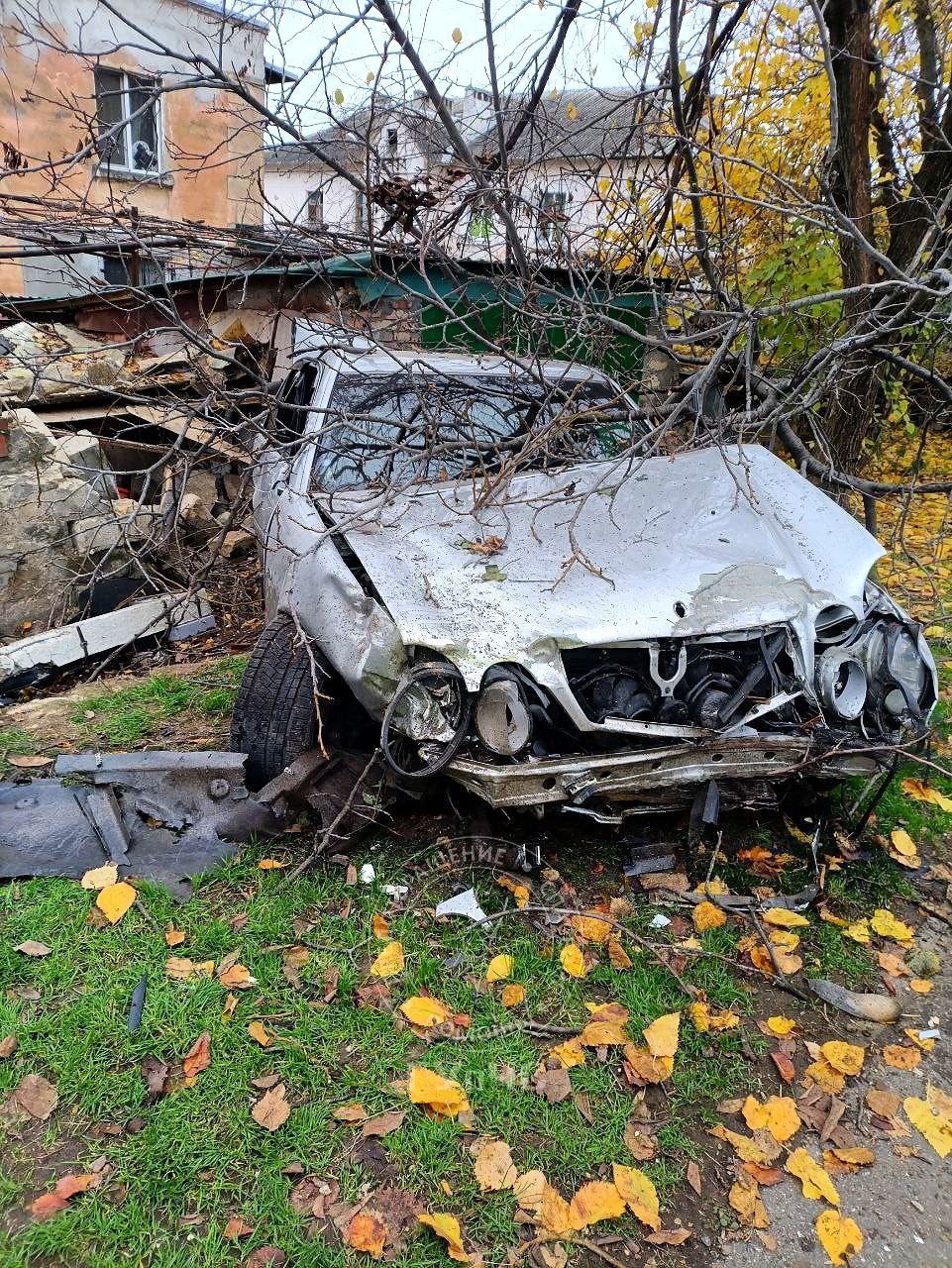 В Тирасполе «Мерседес» снёс столб, забор и часть гаража В Тирасполе «Мерседес» снёс столб, забор и часть гаража