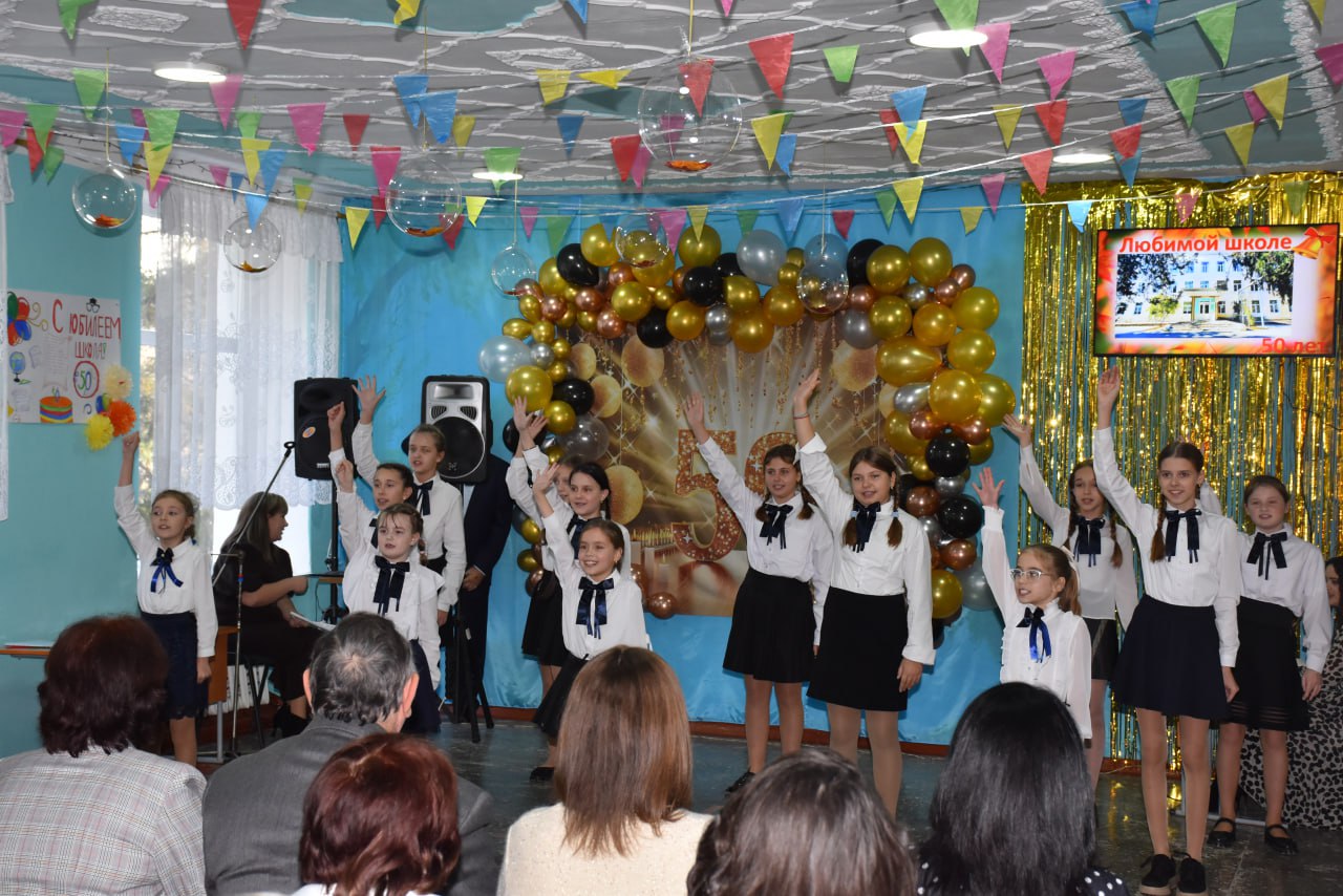 Каменская средняя школа № 3 отметила 50-летний юбилей Каменская средняя школа № 3 отметила 50-летний юбилей