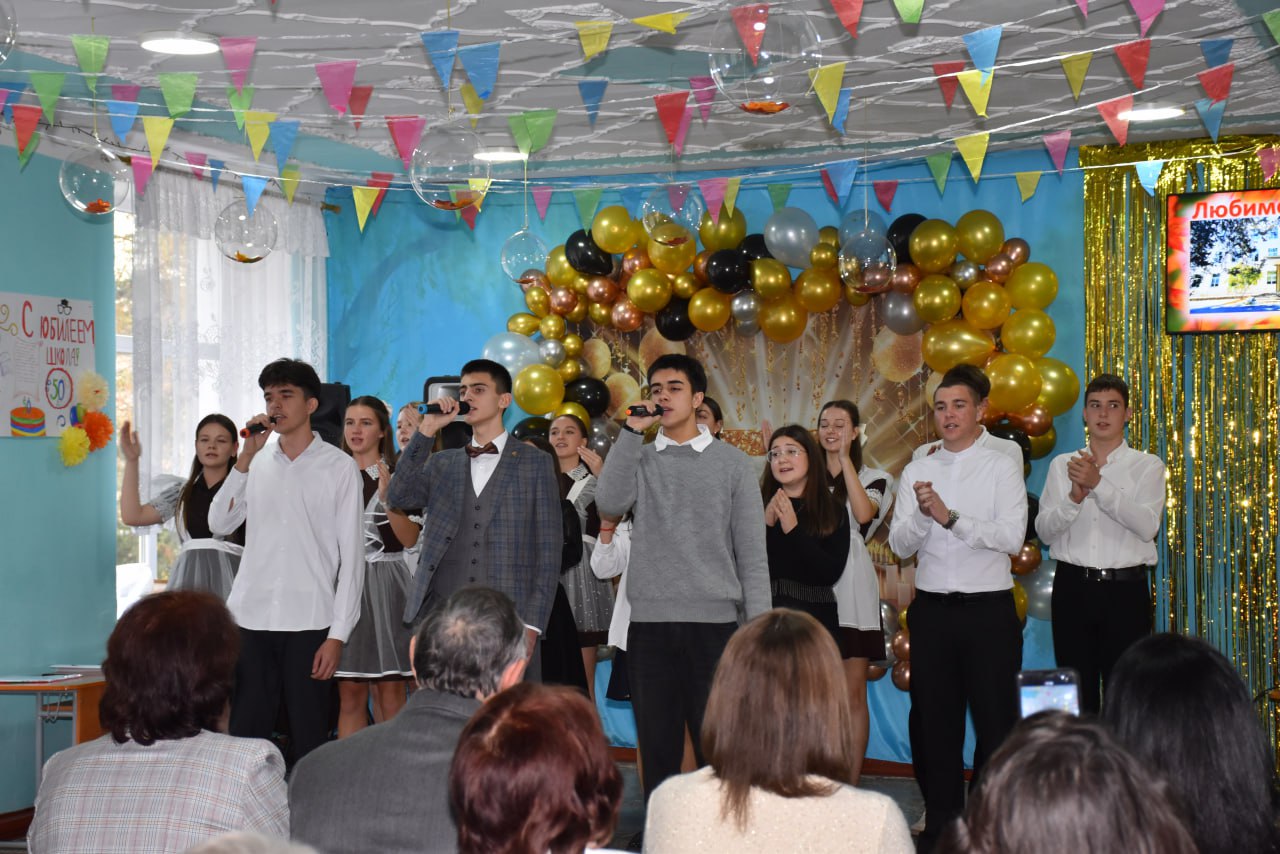 Каменская средняя школа № 3 отметила 50-летний юбилей Каменская средняя школа № 3 отметила 50-летний юбилей