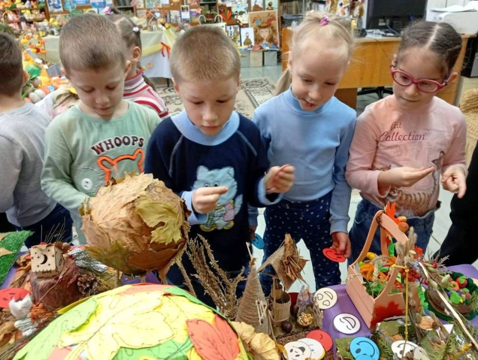 Осень – время волшебства!. Сегодня в детской библиотеке №5 гости – воспитанники Бендерского детского дома! Они познакомились с выставкой "Золотая фантазия осени" – не просто смотрели, но и участвовали: разгадывали загадки... Осень – время волшебства!. Сегодня в детской библиотеке №5 гости – воспитанники Бендерского детского дома! Они познакомились с выставкой "Золотая фантазия осени" – не просто смотрели, но и участвовали: разгадывали загадки...
