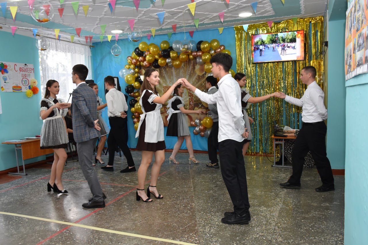 Каменская средняя школа № 3 отметила 50-летний юбилей Каменская средняя школа № 3 отметила 50-летний юбилей