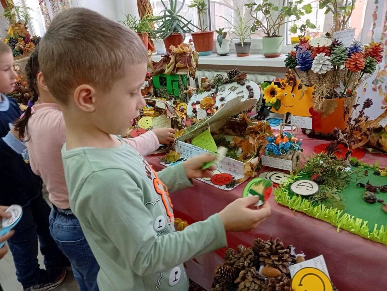 Осень – время волшебства!. Сегодня в детской библиотеке №5 гости – воспитанники Бендерского детского дома! Они познакомились с выставкой "Золотая фантазия осени" – не просто смотрели, но и участвовали: разгадывали загадки... Осень – время волшебства!. Сегодня в детской библиотеке №5 гости – воспитанники Бендерского детского дома! Они познакомились с выставкой "Золотая фантазия осени" – не просто смотрели, но и участвовали: разгадывали загадки...