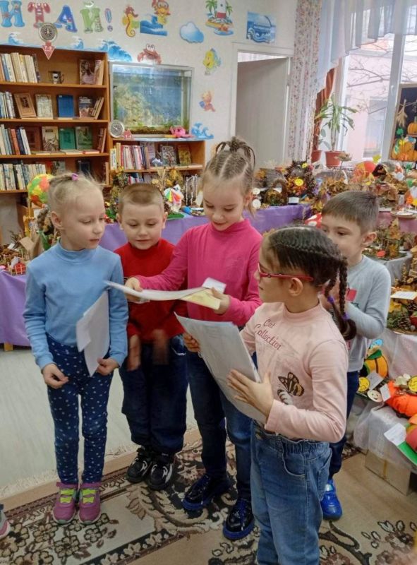 Осень – время волшебства!. Сегодня в детской библиотеке №5 гости – воспитанники Бендерского детского дома! Они познакомились с выставкой "Золотая фантазия осени" – не просто смотрели, но и участвовали: разгадывали загадки... Осень – время волшебства!. Сегодня в детской библиотеке №5 гости – воспитанники Бендерского детского дома! Они познакомились с выставкой "Золотая фантазия осени" – не просто смотрели, но и участвовали: разгадывали загадки...