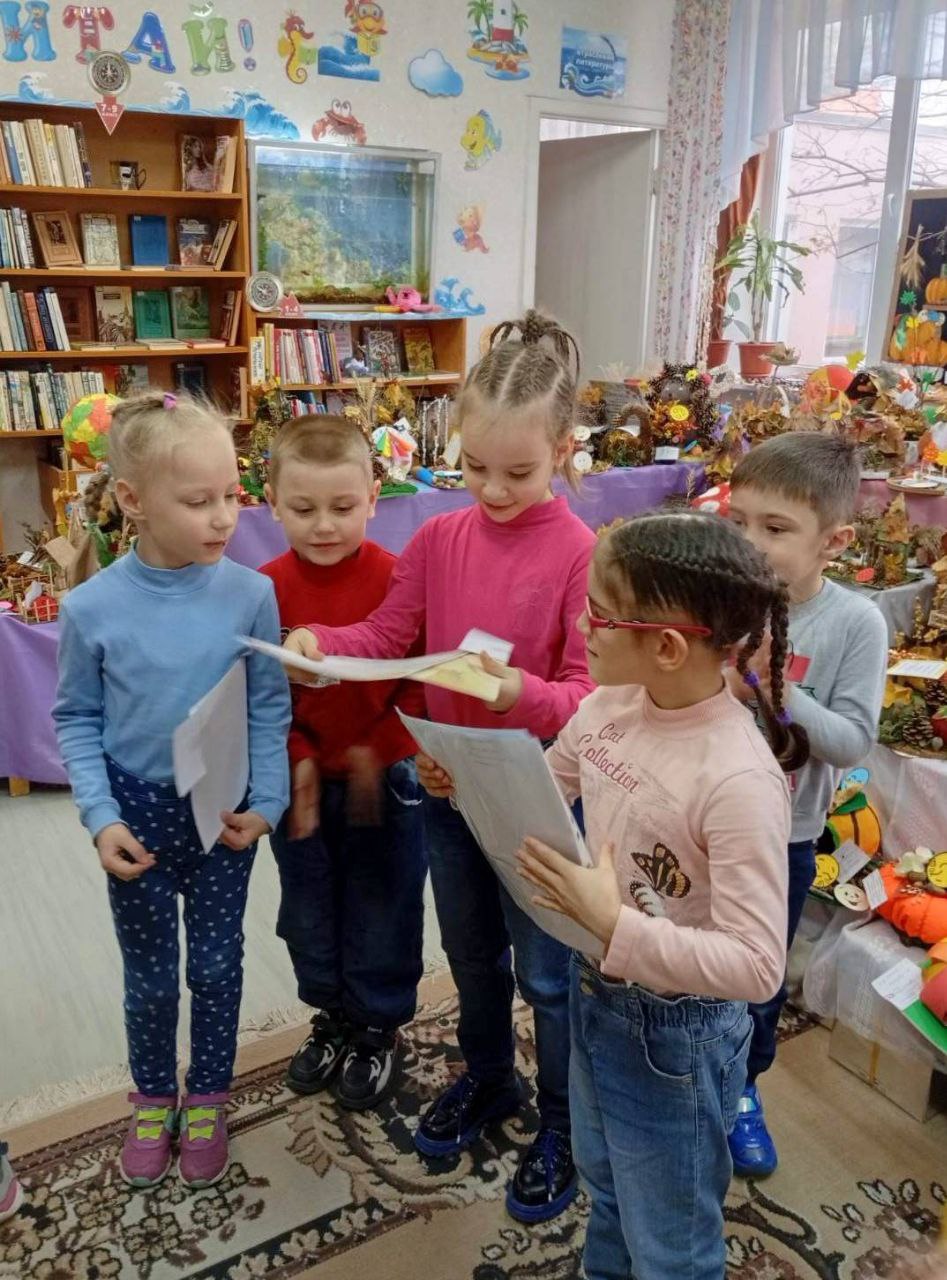 Осень – время волшебства!. Сегодня в детской библиотеке №5 гости – воспитанники Бендерского детского дома! Они познакомились с выставкой "Золотая фантазия осени" – не просто смотрели, но и участвовали: разгадывали загадки... Осень – время волшебства!. Сегодня в детской библиотеке №5 гости – воспитанники Бендерского детского дома! Они познакомились с выставкой "Золотая фантазия осени" – не просто смотрели, но и участвовали: разгадывали загадки...