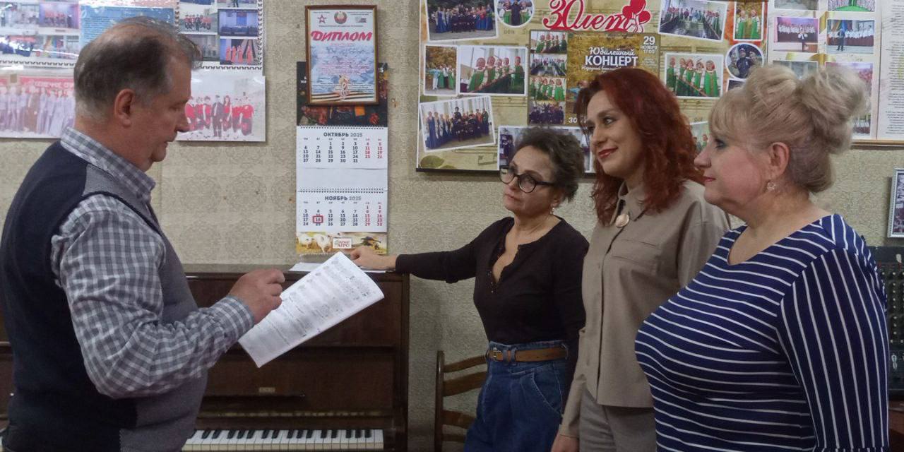 Народный вокальный коллектив "Сперанца" готовится к выступлению Народный вокальный коллектив "Сперанца" готовится к выступлению