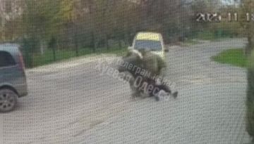 Местные одесские каналы опубликовали новые кадры мобилизационного беспредела, которые снова демонстрируют, насколько неконтролируемой стала работа ТЦК