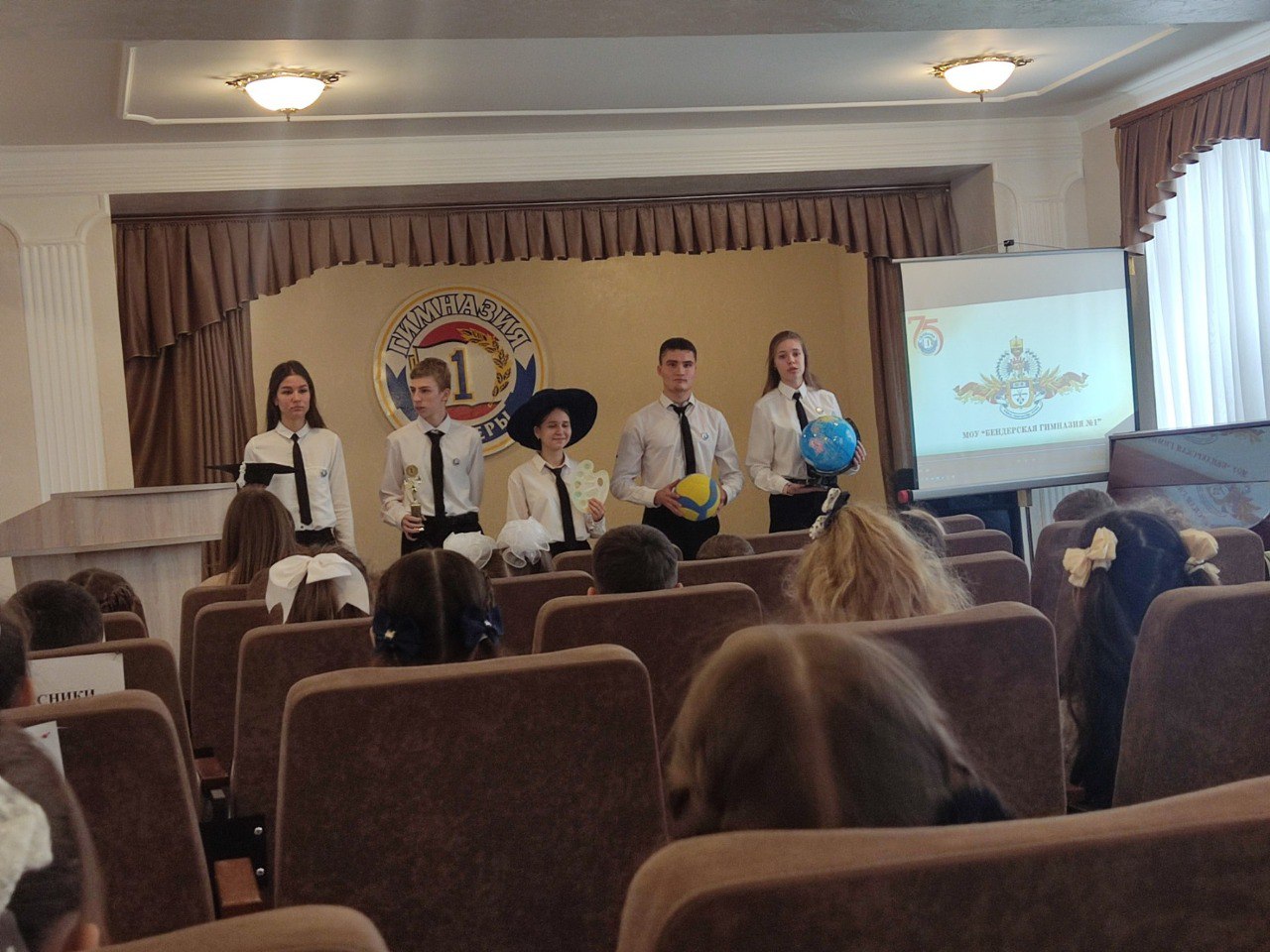 В добрый путь, гимназист!. Сегодня в гимназии №1 происходит особенное и волнительное торжество — посвящение первоклассников в гимназисты В добрый путь, гимназист!. Сегодня в гимназии №1 происходит особенное и волнительное торжество — посвящение первоклассников в гимназисты