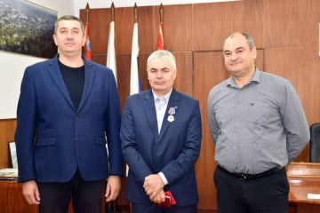 Наши люди – наша гордость. Сегодня в районной госадминистрации состоялось торжественное вручение ордена «Трудовая Слава» Сергею Степановичу Гроза — главному механику ЗАО «Каменский консервный завод»