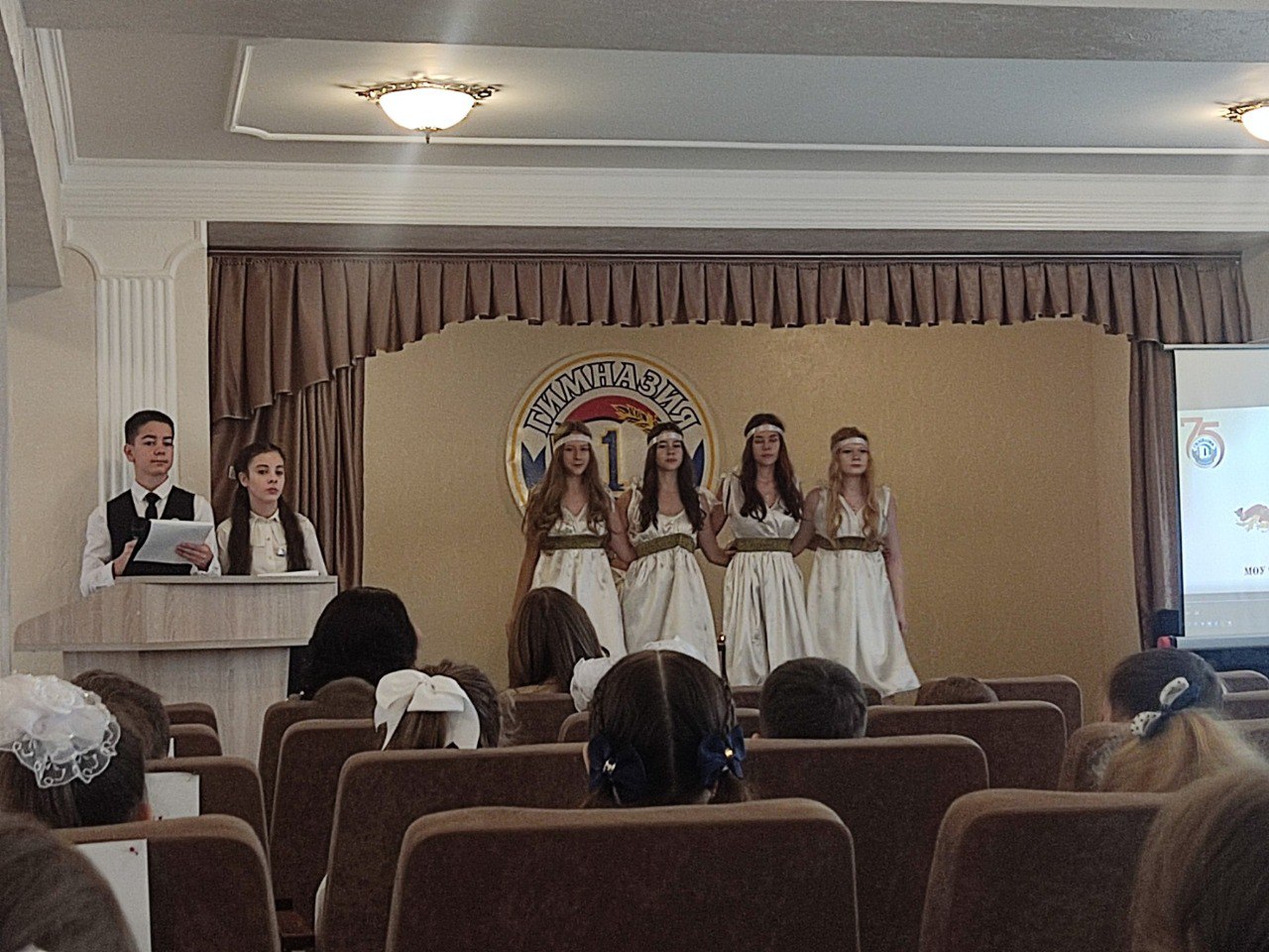 В добрый путь, гимназист!. Сегодня в гимназии №1 происходит особенное и волнительное торжество — посвящение первоклассников в гимназисты В добрый путь, гимназист!. Сегодня в гимназии №1 происходит особенное и волнительное торжество — посвящение первоклассников в гимназисты