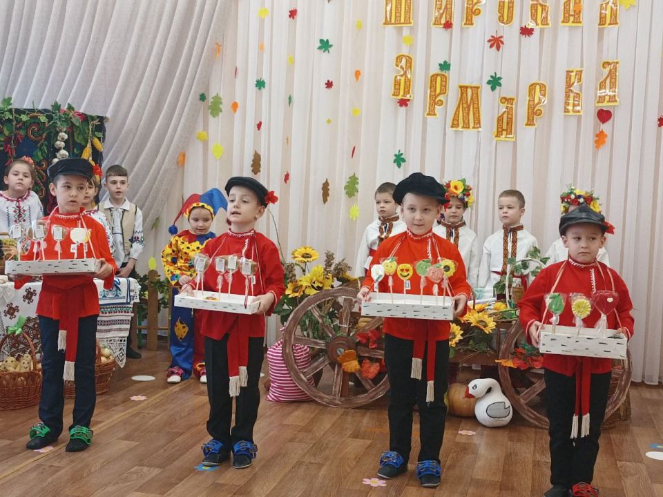 Самой яркой частью встречи стал фольклорный праздник «Широкая ярмарка», который провели для подготовительной группы Самой яркой частью встречи стал фольклорный праздник «Широкая ярмарка», который провели для подготовительной группы